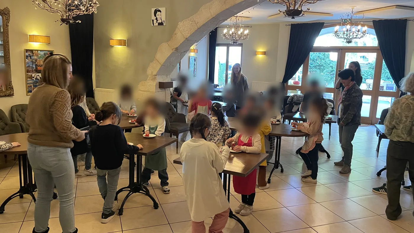 Les enfants de l'école de Goudargues en atelier création de pâtes dans la salle du restaurant