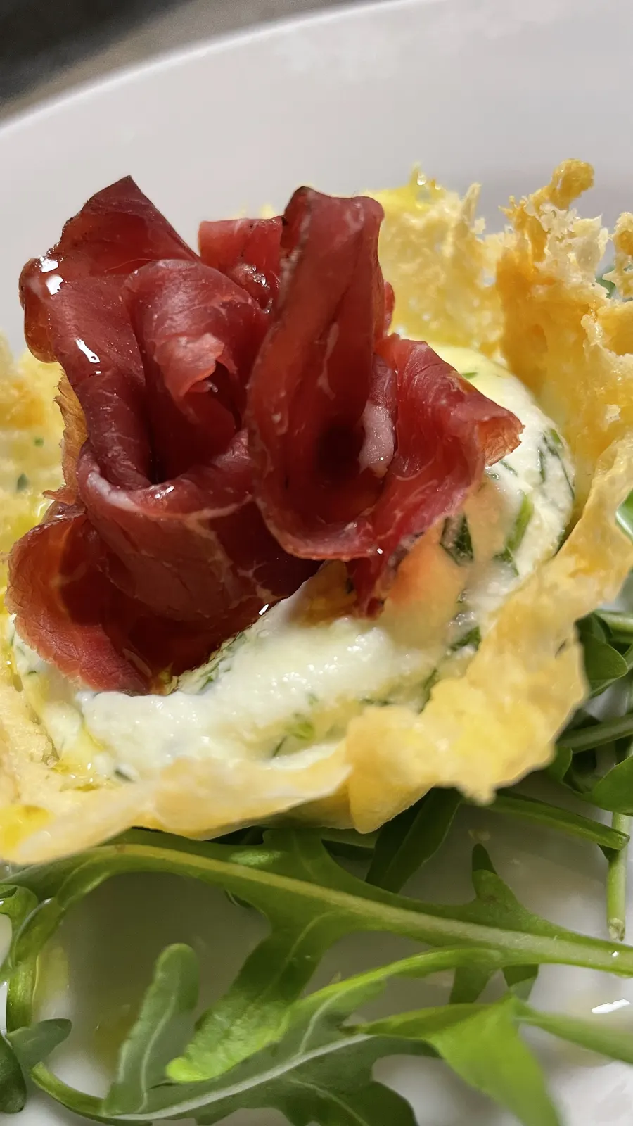 Cestino de parmesan — Petit panier de Grana croustillant, ricotta, roquette et bresaola.