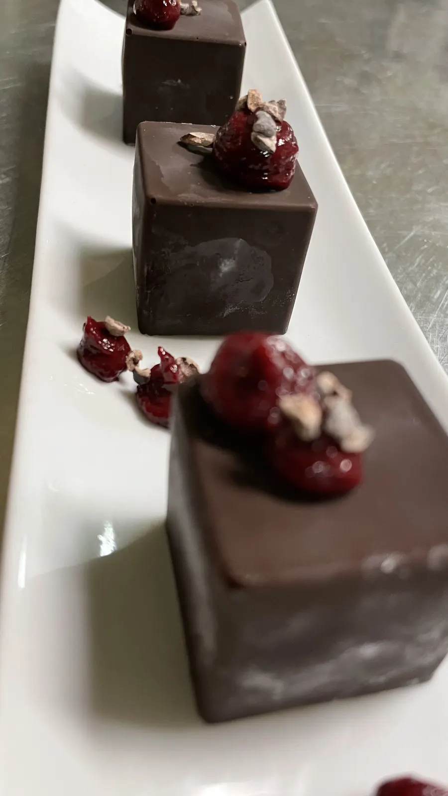 Cubes chocolat & cerise — Mousse enrobée de chocolat, cerises confites.