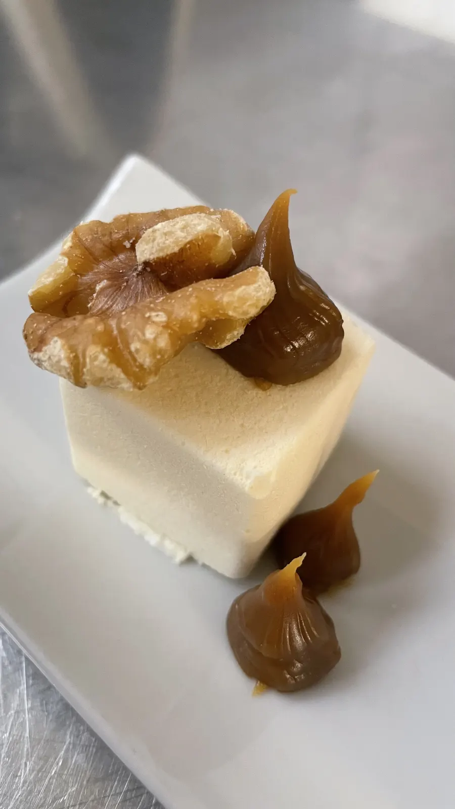 Panna cotta aux noix — Panna cotta, cerneaux de noix et caramel.