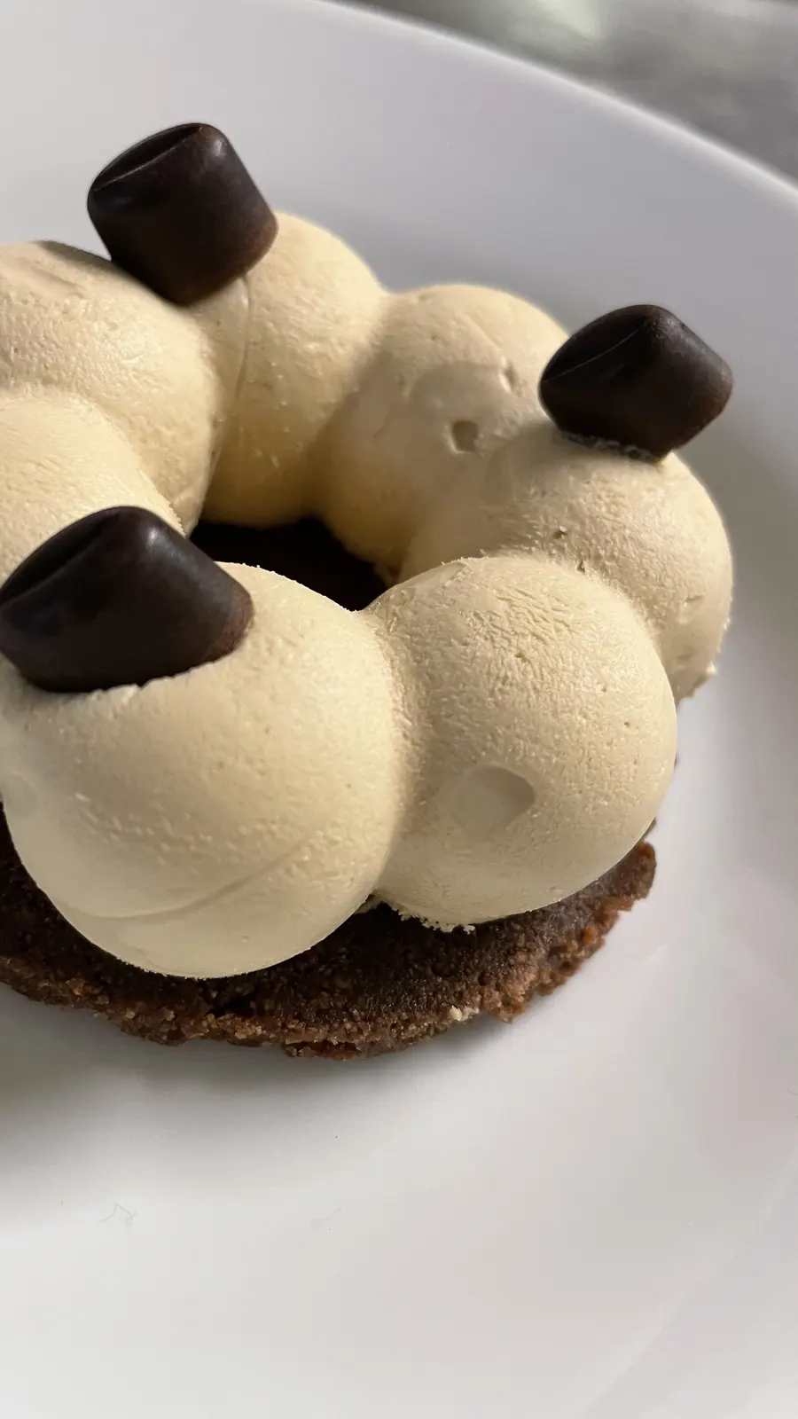 Torta Raffaello — Dômes coco-amande sur biscuit croquant, crème au café.