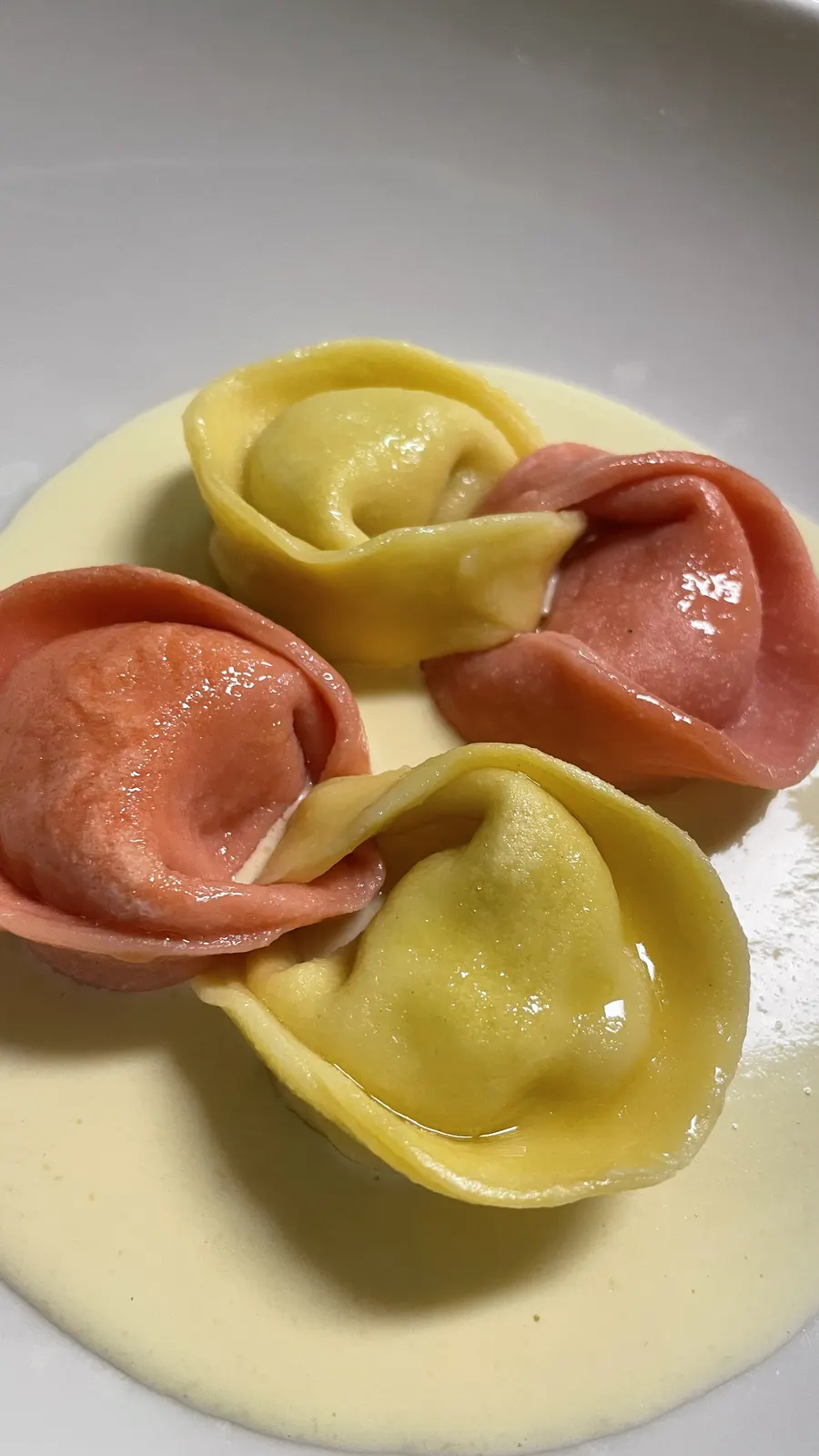 Tortelloni bicolores — Tortelloni façonnés à la main, sauce au parmesan.