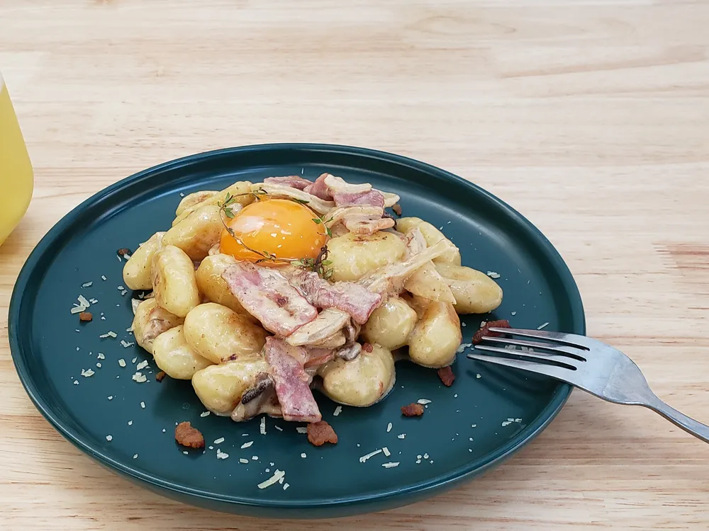 Gnocchi à la carbonara, jaune d’œuf et lardons